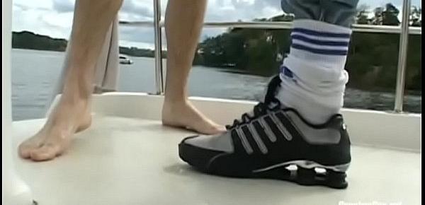  Vídeo delicioso de vários homens fazendo sexo com tênis Nike e Adidas e também usando meias Parte 1